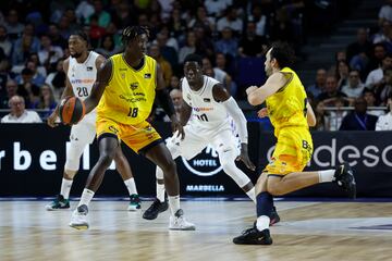 Eli John Ndiaye, del Real Madrid, defiende a Khalifa Diop, del Gran Canaria, que se dispone a pasar a Vitor Benite.