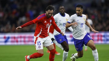 Marseille (France), 25/03/2024.- Chile's Ben Brereton (L) and France's William Saliba (R) in action during the friendly international soccer match between France and Chile in Marseille, France, 26 March 2024. (Futbol, Amistoso, Francia, Marsella) EFE/EPA/GUILLAUME HORCAJUELO
