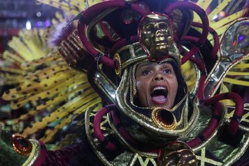 Estos días la ciudad brasileña se viste de gala para disfrutar del Carnaval 2023. Bailes, desfiles, samba... llenan de color la ciudad ciudad costera de Brasil, famosa por sus playas de Copacabana e Ipanema, la estatua del Cristo Redentor sobre el cerro del Corcovado y el morro Pan de Azúcar.