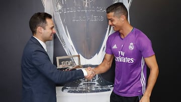 Cristiano recibi&oacute; el premio &#039;Goal 50&#039; al mejor jugador del mundo de la temporada 2015-16