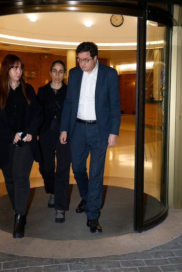 Óscar López acude al Tanatorio.