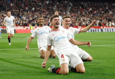 El central sevillista adelantó a su equipo ante el Mallorca. Su lucha con Muriqi fue muy importante y dejó al kosovar sin marcar.  