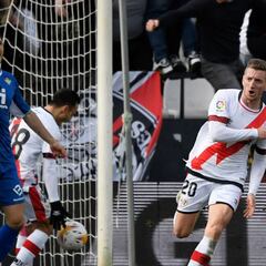 El Betis sale vivo de Vallecas