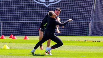 Wojciech Szczesny y Roberto Lewandowski se han tomado uno de los ltimos entrenamientos de la temporada con mucho humor. Los jugadores polacos protagonizaron una cmica accin durante el entreno, Szcz?sny propin un 'pu?etazo' a su compatriota, que cay derribado y el delantero se la 'devolvi' al instante. Todo en tono de buen ambiente entre ambos compa?eros.