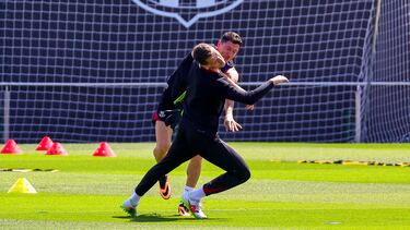 Wojciech Szczesny y Roberto Lewandowski se han tomado uno de los últimos entrenamientos de la temporada con mucho humor. Los jugadores polacos protagonizaron una cómica acción durante el entreno, Szczęsny propinó un 'puñetazo' a su compatriota, que cayó derribado y el delantero se la 'devolvió' al instante. Todo en tono de buen ambiente entre ambos compañeros.