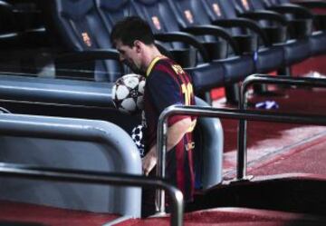 Champions League. Grupo H. Barcelona - Ajax. Messi se lleva el balón con el que ha conseguido un hat trick.