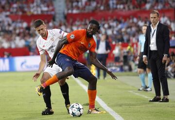 Adebayor protege el bal&oacute;n en el Sevilla-Basaksehir de la previa de Champions.