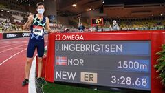 Jakob Ingebrigtsen posa con una mascarilla tras batir el r&eacute;cord de Europa de 1.500 metros en la Diamond League de M&oacute;naco.