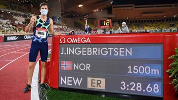 Jakob Ingebrigtsen posa con una mascarilla tras batir el récord de Europa de 1.500 metros en la Diamond League de Mónaco.