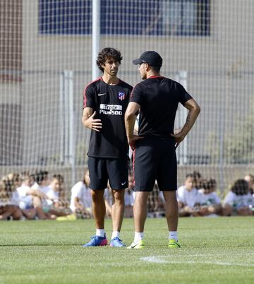 Tiago chats to Diego Pablo Simeone in his first training session as a member of Atlético's coaching team.