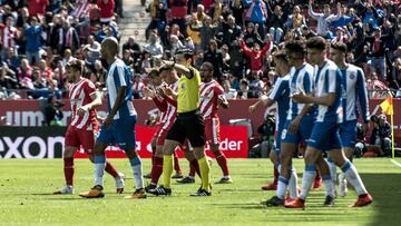 Prieto Iglesias indica hacia el punto de penalti tras consultar el VAR /Toni Ferragut