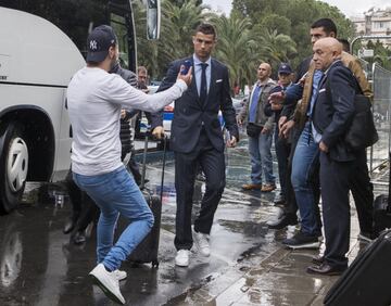 El susto de un aficionado a Cristiano en Nicosia en imágenes