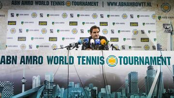 El tenista suizo Roger Federer habla durante una rueda de prensa en el Torneo Mundial de Tenis ABN AMRO, en Rotterdam (Holanda).