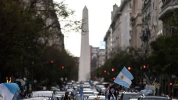 AME1913. BUENOS AIRES (ARGENTINA), 17/10/2020.- Varias personas se manifiestan a favor del Presidente Alberto Fernández hoy en la ciudad de Buenos Aires (Argentina). El presidente de Argentina, Alberto Fernández, encabezó este sábado el festejo del "día de la lealtad peronista", en el que el oficialismo buscó mostrar amplio respaldo al mandatario en momentos de crecientes tensiones políticas y de crisis económica y sanitaria. EFE/Juan Ignacio Roncoroni