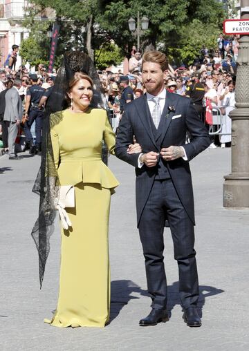 Llegada a la catedral del novio Sergio Ramos acompañado por su madre Paqui García. 
