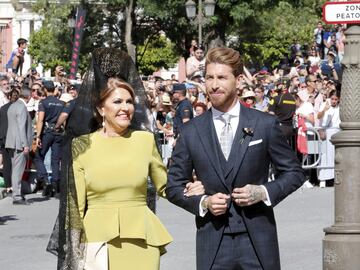 Sergio Ramos arrives at the cathderal of Sevilla with his mother, Paqui García.