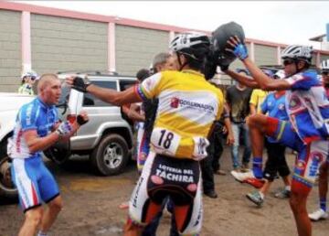 El fotógrafo Luis Contreras, del Diario de los Andes, fotografió la pelea que, sin razones concretas, se lió entre la selección local y la rusa de ciclismo en Venezuela al final de la segunda etapa.