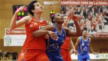 Laura Nicholls, del Rivas Ecópolis, y Le'Coe Willingham, del Perfumerías Avenida, pelean por la posición.