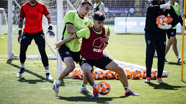 Javi Hernández, la última bala del Huesca ante un Oviedo lanzado