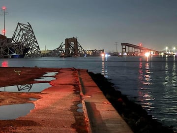 Una vista del puente Francis Scott Key después de su colapso, en Baltimore, Maryland, EE. UU.