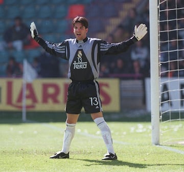 Formado en las categorías inferiores del Real Madrid, jugó con el primer equipo la temporada 98/99.