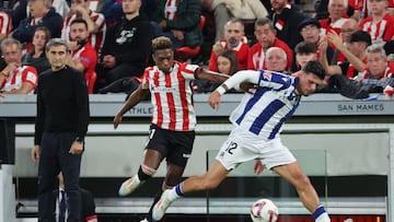 El defensa de la Real Sociedad, Javi López (d), se lleva el balón ante el delantero del Athletic Club, Álvaro Djaló,