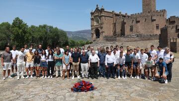 Directiva, cuerpo técnico, primer equipo y el femenino posan delante del Castillo de Javier.