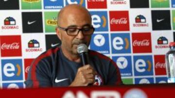 Jorge Sampaoli habla durante una conferencia de prensa en la Asociaci&oacute;n Nacional de F&uacute;tbol Profesional.