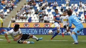 Cristi&aacute;n &Aacute;lvarez marca el autogol ante Colo Colo.