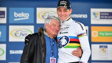 Mathieu van der Poel posa con su abuelo Raymond Poulidor tras subir al podio en la prueba de Copa del Mundo de Ciclocr&oacute;s de 2016 en Wereldbeker.