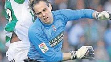 <b>GRAN PARTIDO. </b>López Vallejo pelea por un balón ante el verdiblanco Pancrate.