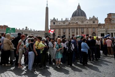 Cientos de personas esperan para despedirse del papa Francisco en la Basílica de San Pedro. 