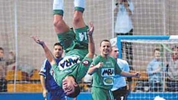 <b>LOCO DE JÚBILO. </b>Wilde festeja con una voltereta uno de sus dos goles.