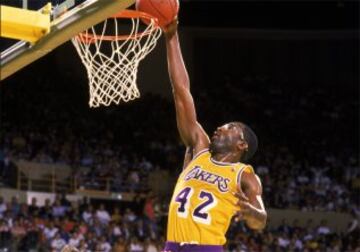 El mejor finalizador de los supersónicos contragolpes que lideraba Magic en los Lakers del showtime. Tres veces campeón, MVP en las Finales de 1988, competidor insaciable y uno de los grandes aleros de la historia.