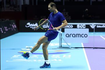 Rafa Nadal golpea con el pie una pelota de tenis.