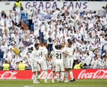 El jugador del Real Madrid Benzema celebra el 3-0 al Athletic Club con el resto de compañeros.  