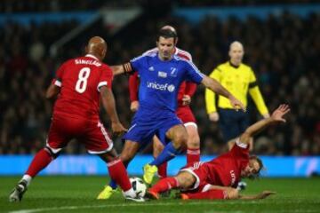 Luis Figo y Alan Smith.