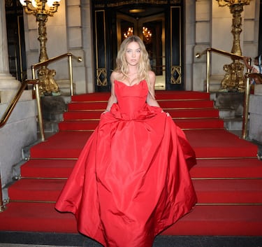 Sydney Sweeney sale del Hotel Plaza camino al estreno de "Echo Valley" el 4 de junio de 2025 en la ciudad de Nueva York.