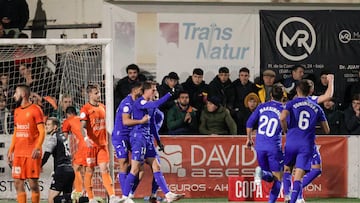 GRAF8475. VALENCIA (ESPAÑA), 05/12/2023.- Los jugadores del Getafe celebra tras anotar un gol durante un encuentro correspondiente a la Copa del Rey entre el Azteneta y el Getafe disputado este martes en el estadio El Clariano en Ontinyent, Valencia. EFE/ Manuel Bruque
