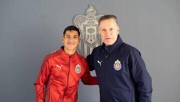 Uriel Antuna y Ricardo Pel&aacute;ez, Chivas