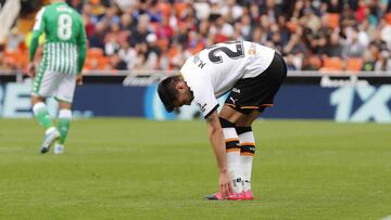 Maxi Gómez se marchó lesionado de Mestalla.