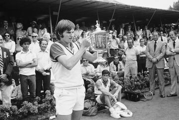 El US Open se ha disputado a lo largo de su historia en tres superficies, hierba (de 1881 a 1974), tierra (1975 a 1977) y cemento Decoturf (1978 al presente), y en las tres fue campeón al menos una vez el legendario Jimmy Connors, que ganó en césped (1974), arcilla (1976) y pista dura (1978, 1982 y 1983. 