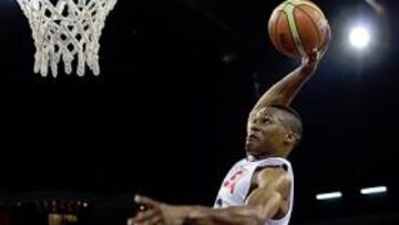 <b>PODER?O. </b>Westbrook se eleva para machacar y sus rivales miran.