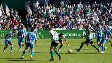 Una jugada del partido entre Racing y Deportivo en El Sardinero.