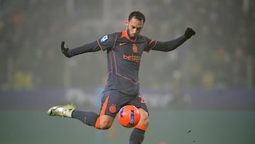 Soccer Football - Serie A - Parma v Inter Milan - Stadio Ennio Tardini, Parma, Italy - January 7, 2026 Inter Milan's Hakan Calhanoglu in action REUTERS/Daniele Mascolo