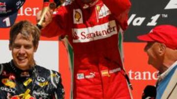 HABITUAL EN EL PADDOCK. Niki Lauda entrevistó a Alonso y Vettel en el podio del GP de Alemania.