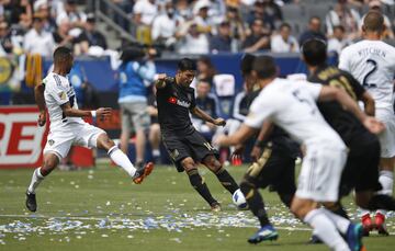 El primer gol del partido cayó gracias a un tiro desde afuera del área del delantero mexicano del LAFC.