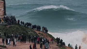 Una ola gigante rompiendo en Nazaré ante la presencia de mucha gente en los acantilados de Praia do Norte, el domingo 8 de enero del 2022.