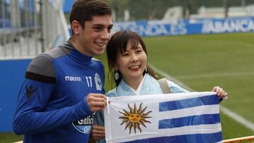 Fede Valverde con la aficionada japonesa. 