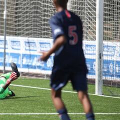 El hijo de Totti renuncia a un gol para atender a un rival lesionado en un torneo de Madrid